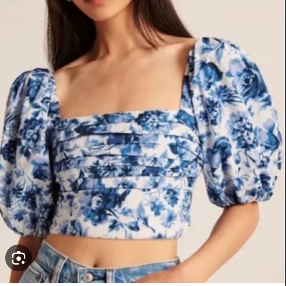 A&F | Emerson floral blue and white off shoulder,‎ puff sleeve crop top